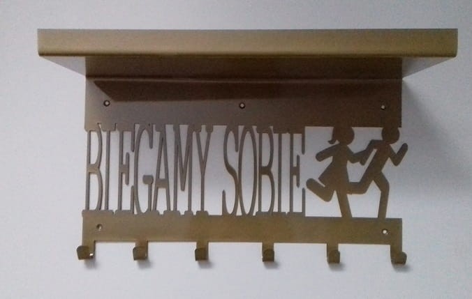 Wieszakopółka z napisem Biegamy Sobie.jpg