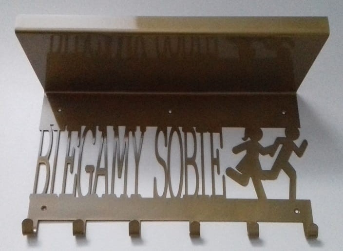Wieszakopółka z napisem Biegamy Sobie.jpg