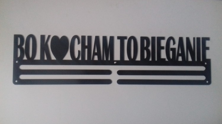 Wieszak na medale z napisem Bo Kocham To Bieganie.jpg