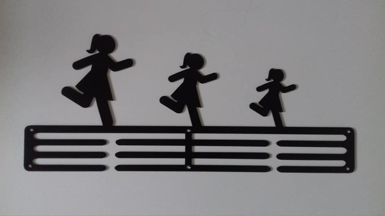 wieszak na medla biegające dziewczyny.jpg