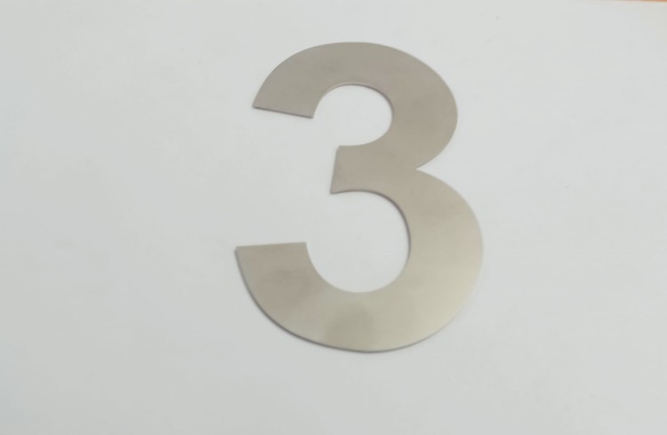 Numer na dom ze stali nierdzewnej cyfra 3 - 14 cm.jpg
