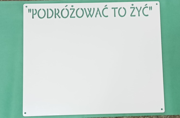Tablica na magnesy "Podróżować to żyć" 53 X 43 CM BIAŁA.jpg