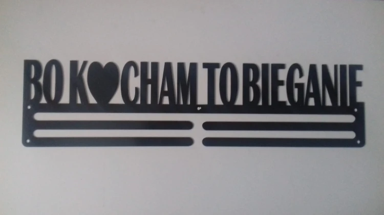 Wieszak na medale z napisem Bo Kocham To Bieganie.jpg