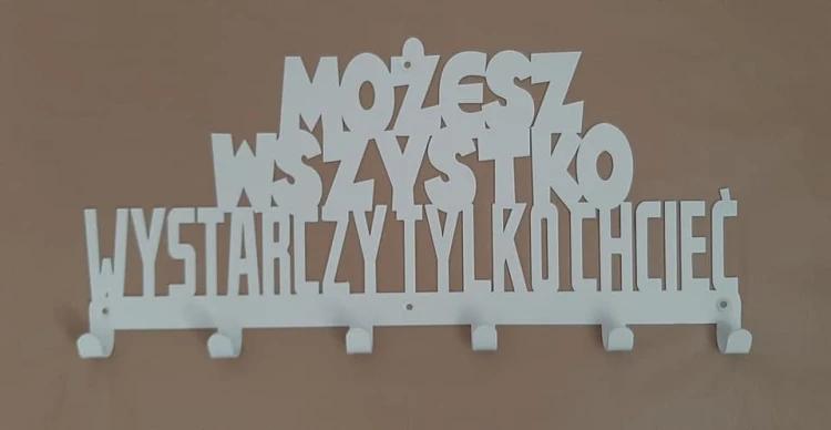 Wieszak na ubrania z napisem Możesz Wszystko.jpg