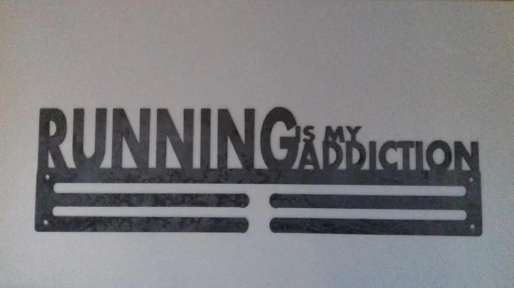Wieszak Running is my addiction na medale.jpg